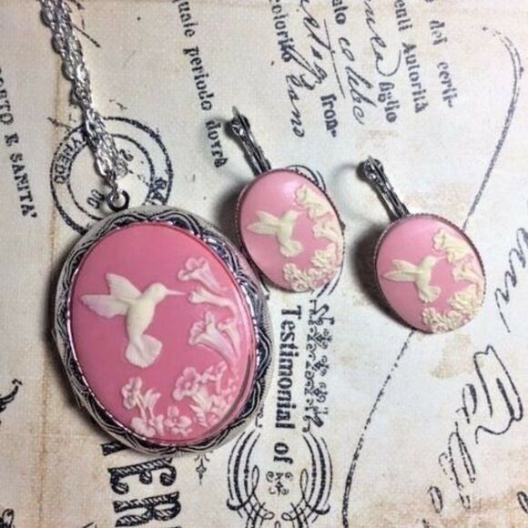 Valentine’s day anniversary NECKLACE PINK Hummingbird Cameo Locket earring Set - Picture 2 of 4